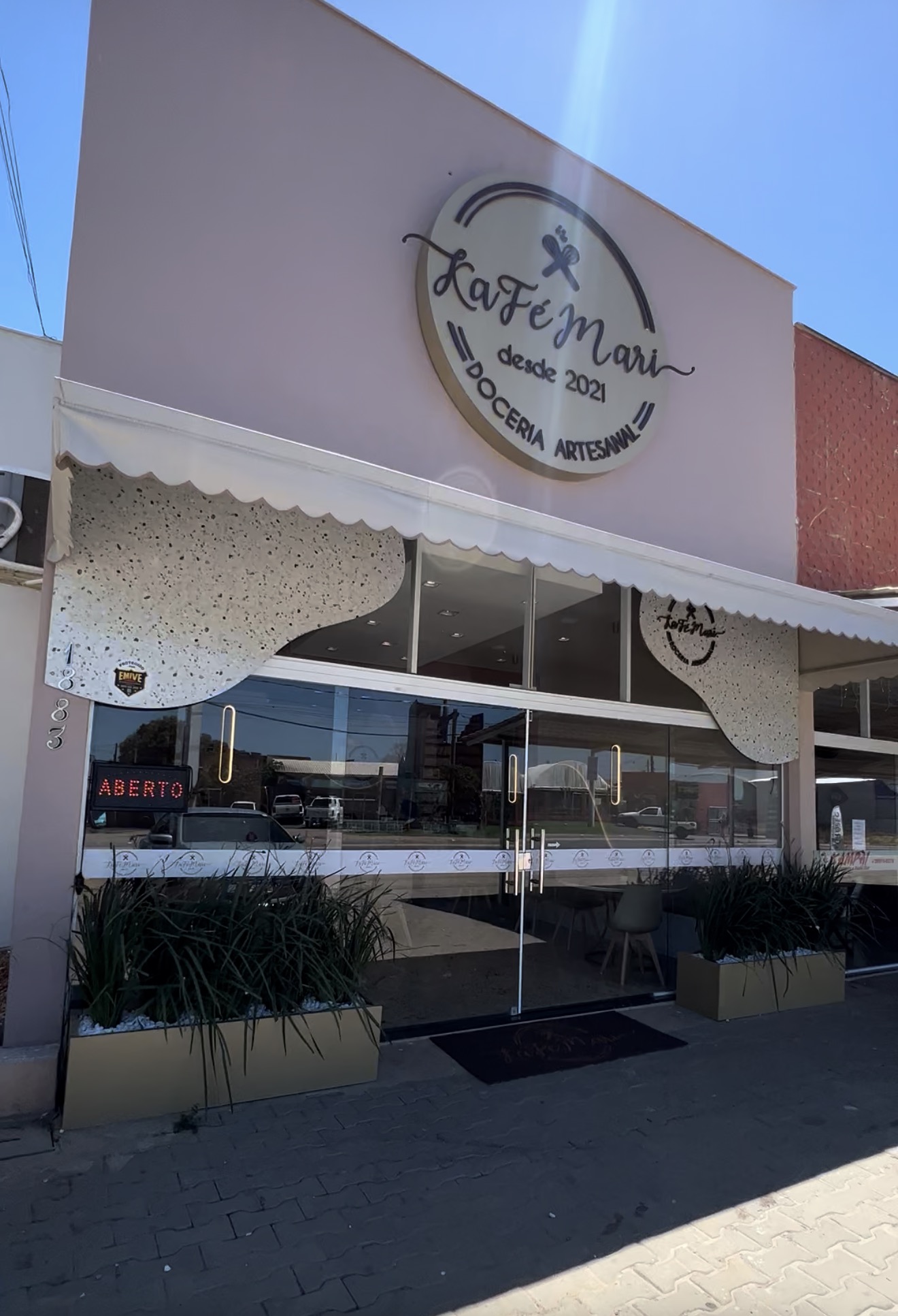Fachada da loja Matriz KaFéMari em Guriri