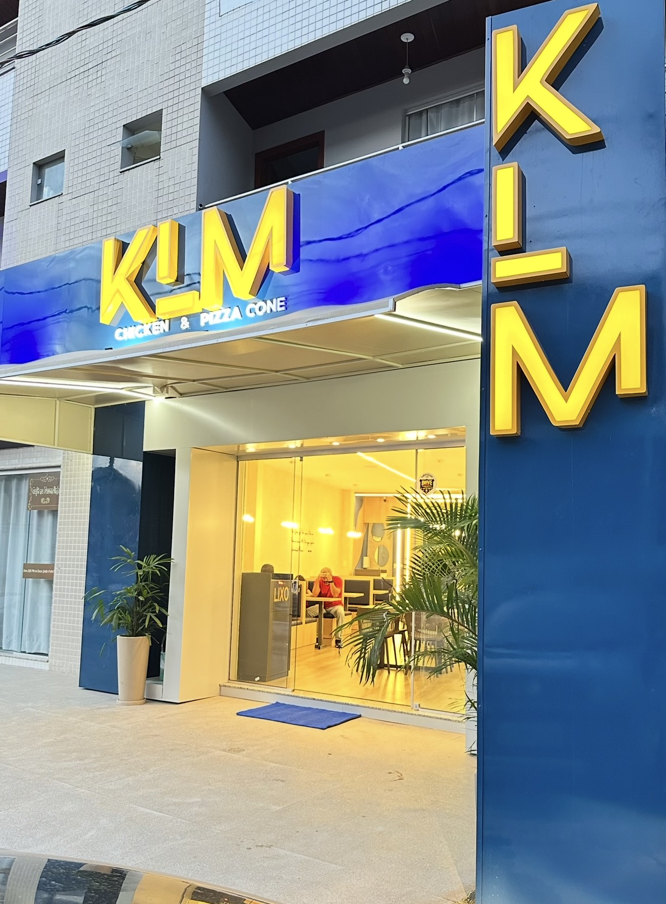 Fachada do KLM Chicken e Pizza Cone